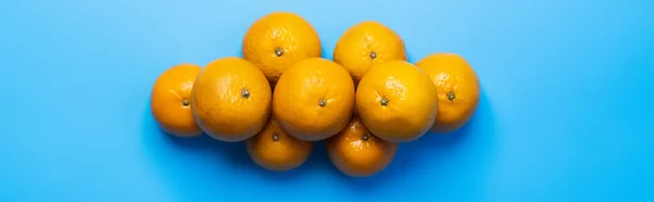 Top view of tangerines on blue background, banner - foto de stock