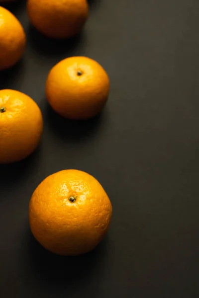 Top view of fresh tangerines on black background — Photo de stock