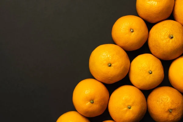 Flat lay of sweet tangerines in peel isolated on black — Photo de stock