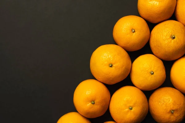Flat lay of sweet tangerines in peel isolated on black — Foto stock