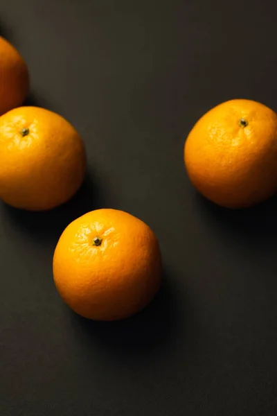 Top view of fresh and natural tangerines on black background — Foto stock