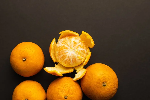 Vista superior de tangerinas naturais em casca isolada em preto — Fotografia de Stock