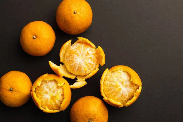 Vista superior de tangerinas orgânicas em casca isolada em preto — Fotografia de Stock