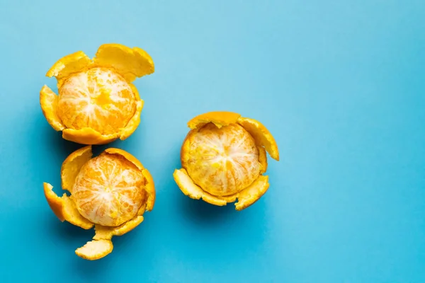 Top view of natural mandarins in peel on blue background — Fotografia de Stock