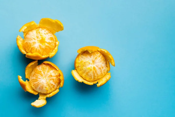 Top view of natural mandarins in peel on blue background — Foto stock