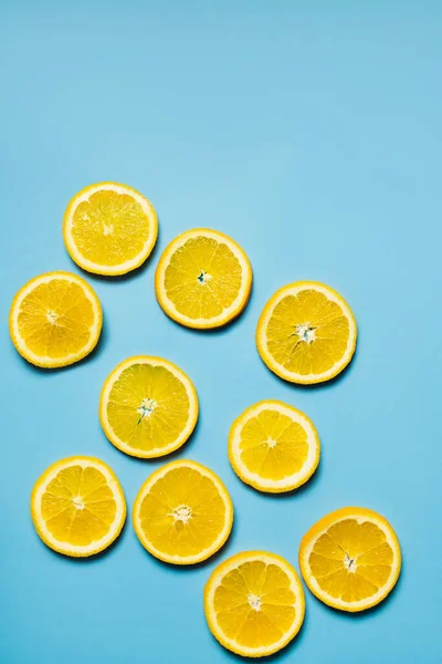 Vista superior de rebanadas de naranja dulce sobre fondo azul - foto de stock