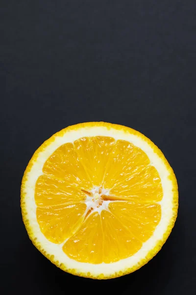 Top view of slice of juicy orange isolated on black - foto de stock