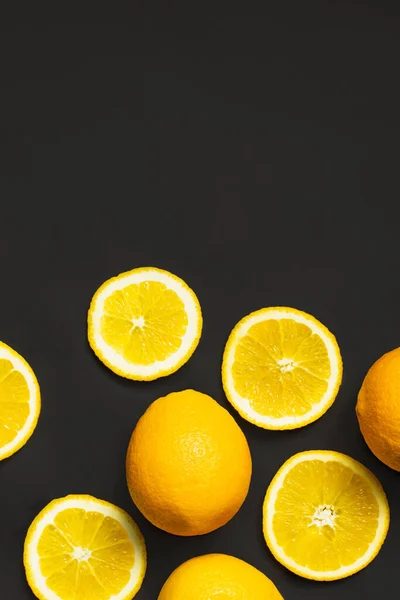 Vista superior de laranjas brilhantes e saborosas isoladas em preto — Fotografia de Stock