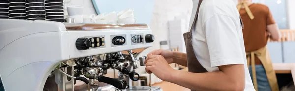 Ausgeschnittene Ansicht des afrikanisch-amerikanischen Baristas, der Kaffee in Süßwaren kocht, Banner — Stockfoto