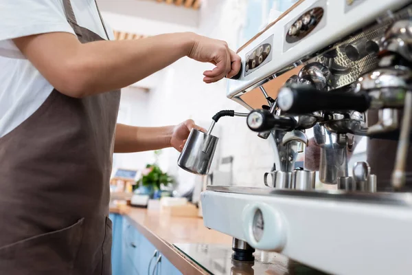 Cropped view of african american barista in apron making coffee in confectionery — Foto stock