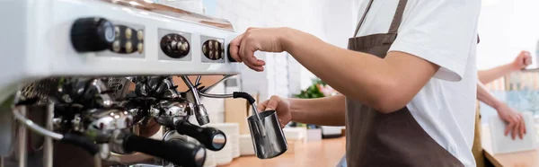 Cropped view of african american saleswoman making coffee near machine in confectionery, banner — Photo de stock