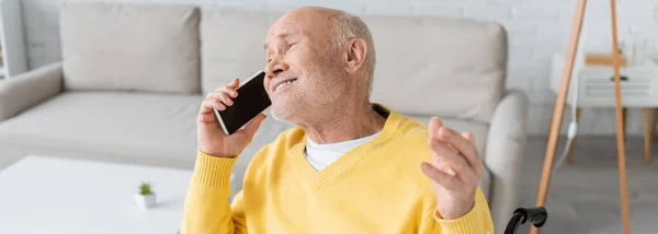 Cheerful elderly man talking on mobile phone at home, banner - foto de stock