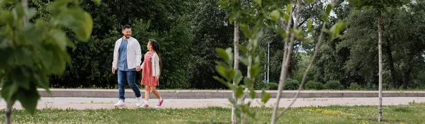Азіатський тато і підліток у сукні ходять парком, банер. — стокове фото