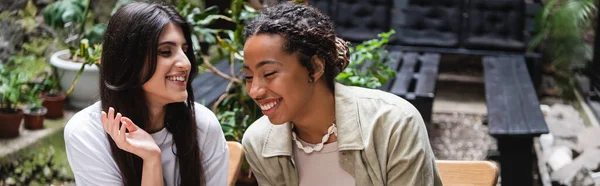 Smiling multiethnic friends spending time in outdoor cafe, banner — Stockfoto