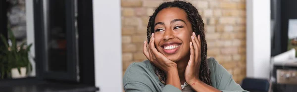 Усміхнена афро-американська жінка, що дивиться у кафе, банер. — стокове фото