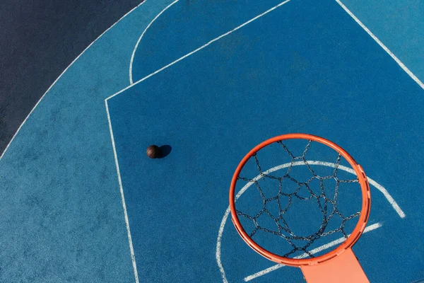 Top view of basketball ring over ball on modern outdoor court — Photo de stock