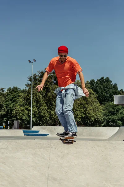 В скейт-парке тренируется мужчина в трико в полный рост — стоковое фото