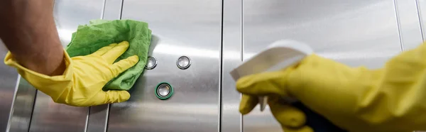 Visão parcial do homem em luvas de borracha limpeza elevador de escritório com pano, banner — Fotografia de Stock