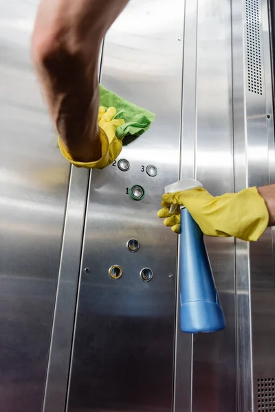 Vista parcial del limpiador en guantes de goma lavado elevador de oficina con trapo y detergente - foto de stock