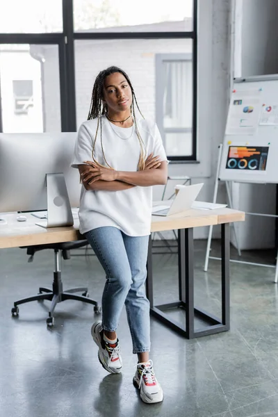Femme d'affaires afro-américaine en vêtements décontractés regardant la caméra dans le bureau — Photo de stock