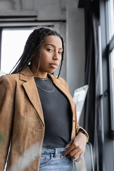 Femme d'affaires afro-américaine en veste regardant la caméra dans le bureau — Photo de stock