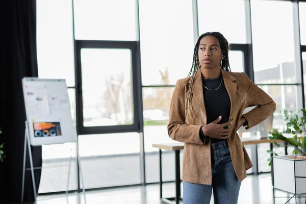 Afroamerikanische Geschäftsfrau im Sakko steht im Büro — Stockfoto