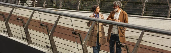 Felice donna anziana e barbuto uomo sorridente in piedi vicino ponte guardia ferroviaria, banner — Foto stock