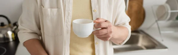 Visão parcial do homem em camisa branca segurando xícara de café da manhã, banner — Fotografia de Stock