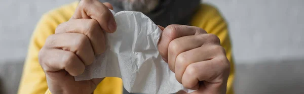 Vista parziale dell'uomo malato che tiene il tovagliolo di carta spiegazzato, banner — Foto stock
