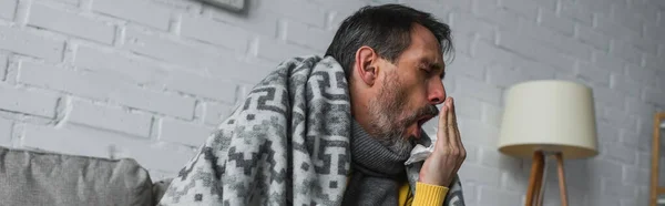 Homem doente cobrindo a boca com a mão enquanto tosse com os olhos fechados, banner — Fotografia de Stock