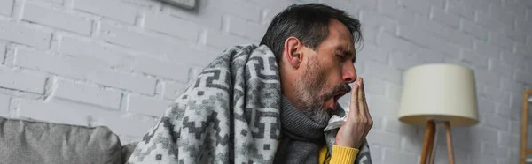 Kranker, der Mund mit der Hand bedeckt, während er mit geschlossenen Augen hustet, Banner — Stockfoto