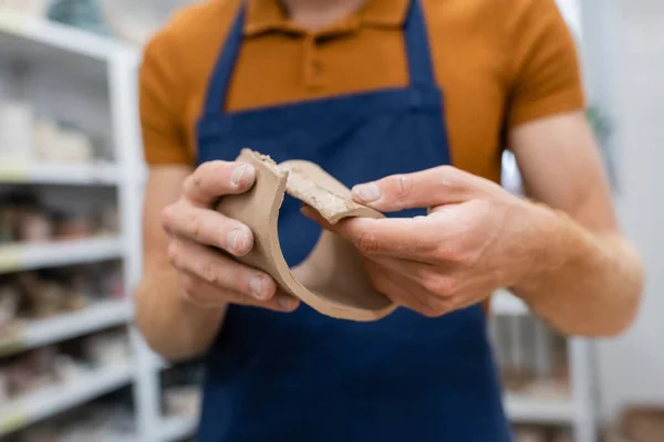 Visão cortada do homem em avental modelagem peça de argila durante a aula de cerâmica — Fotografia de Stock