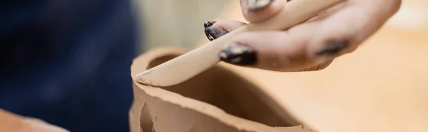 Vue rapprochée du maître afro-américain formant une sculpture en argile dans un atelier de poterie, bannière — Photo de stock