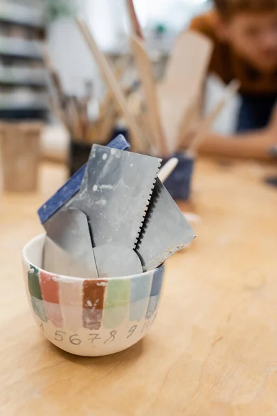 Металлическая керамика стальные скребки на столе в мастерской — стоковое фото