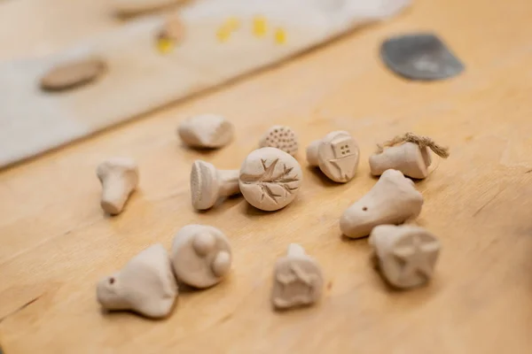 Close up view of clay souvenirs on table in pottery workshop — Stock Photo