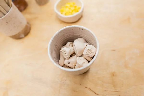Top view of clay souvenirs in bowl in pottery workshop — Stock Photo