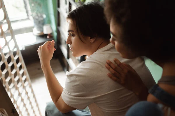 Unscharfe Afroamerikanerin berührt junge Künstlerin in Werkstatt — Stockfoto