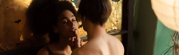 Homme sexy toucher le menton de femme africaine américaine passionnée avec les yeux fermés, bannière — Photo de stock