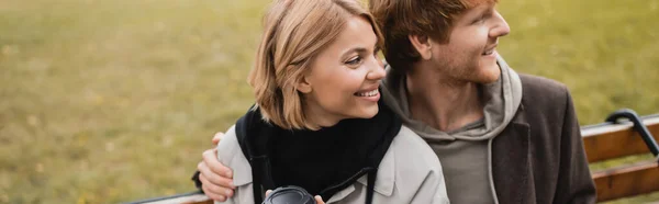 Felice giovane uomo abbracciare donna bionda in cappotto autunnale, banner — Foto stock