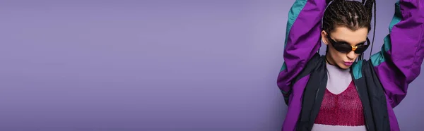 Модная женщина в солнцезащитных очках и пиджаке в стиле девяностых, изолированные на фиолетовый, баннер — стоковое фото