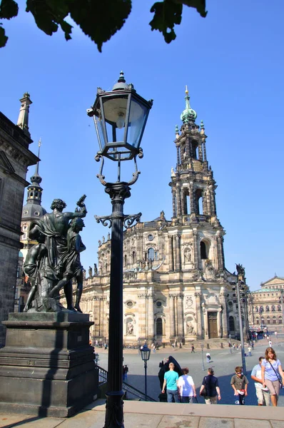Catedral Católica Hofkirche Ciudad Dresde Estatua Linterna Turistas —  Fotos de Stock