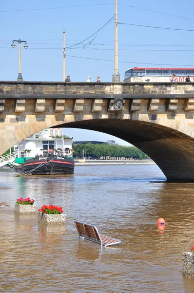 Část Mostu Přes Labe Autobusy Turisty Lavice Lodičky Květinové Truhly — Stock fotografie