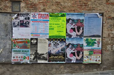 Sokak görünümündeki posterlerde kültürel aktivite