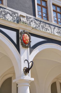 Dresden 'deki asistan mahkemesinin iç mahkemesinin dış dekorasyonunun renkli ayrıntıları, armalar, boynuzlar. 