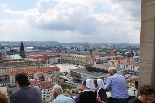 Dresden şehir merkezine yukarıdan bakan bir turist.  