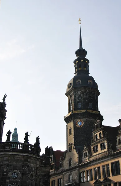 ハウスマン時計と教会の彫像 朝の空 — ストック写真