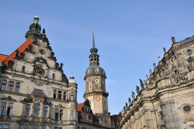 Hausmannsturm gibi binaların tepesi ve Dresden şehrinin merkezindeki kilisenin çatısı.