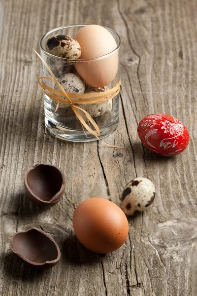 Quail, chicken and red easter eggs — Stock Photo, Image
