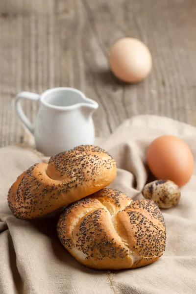 Frisches Brot und Eier — Stockfoto