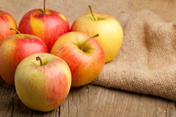 Свежие яблоки — стоковое фото